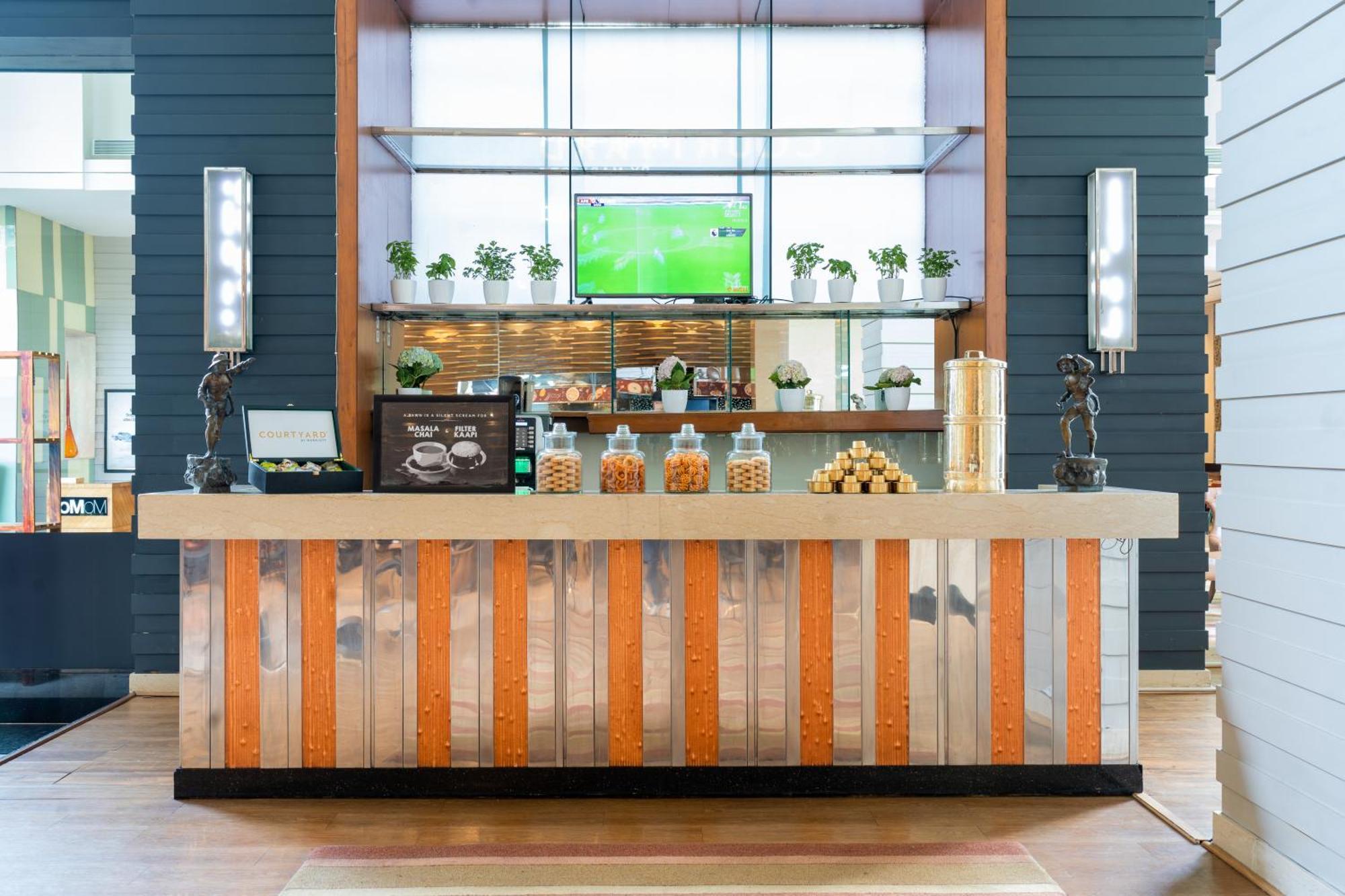 คอร์ตยาร์ด ไฮเดอราบัด Hotel ภายนอก รูปภาพ A coffee bar in a hotel