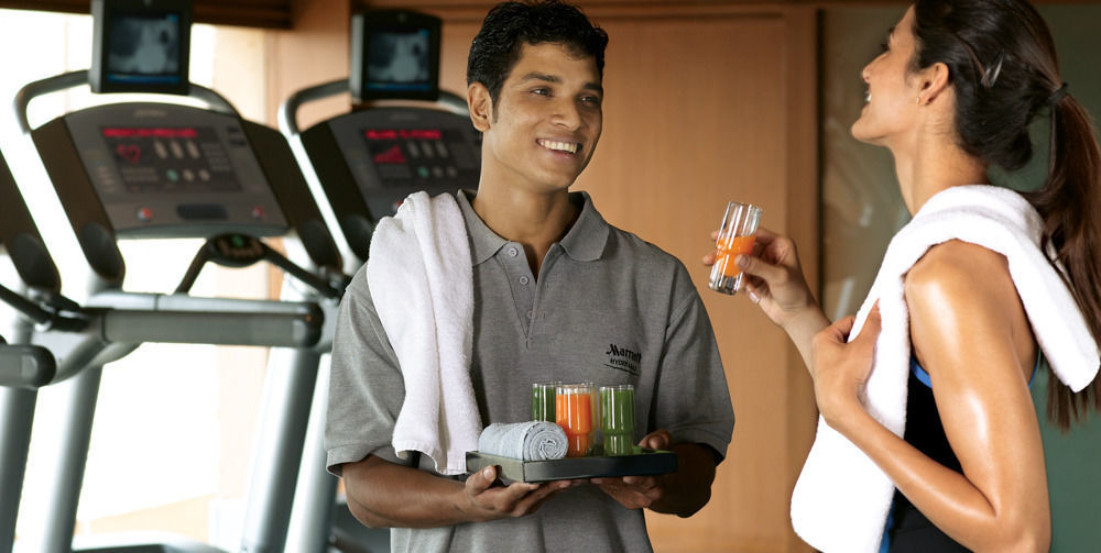 คอร์ตยาร์ด ไฮเดอราบัด Hotel ภายนอก รูปภาพ A butler serving drinks at a gym